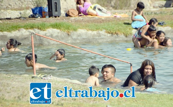 RAYOS UV.- Peques y grandes disfrutaron de esta visita a las aguas de Andacollo, mientras que los expertos recomiendan usar bloqueador solar.