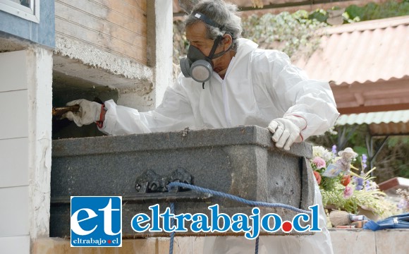 ¿QUIÉN SUPERVISA?- Tranquilamente y con el cementerio lleno de gente, los cadáveres son sacados de sus nichos y quebrados sus huesos frente al público.