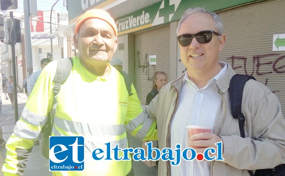 Padre Ricardo Cortés Piffaut, párroco de la Catedral de San Felipe, junto a Jaime Reyes, recolector de basura que estaba al lado ejerciendo su labor de barredor.