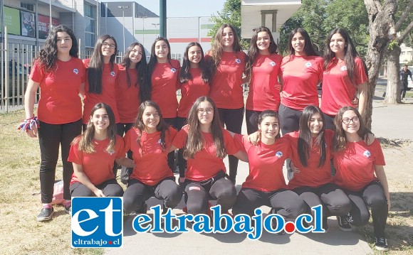 JUNTAS SON IMPARABLES.- Ellas son las seleccionadas chilenas U14 de Hándbol femenino, un juvenil equipo de talento, destreza y ganas de triunfar.