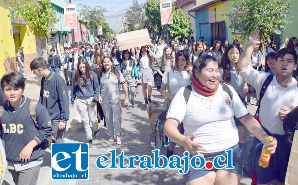 CON FIRMEZA.- Estos estudiantes sanfelipeños instalaron sus demandas con firmeza, pero en orden, sin desmanes ni violencia, en las céntricas calles de nuestra ciudad.