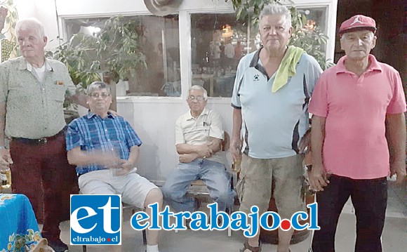 A la izquierda el siempre activo Antonio ‘Cocoa’ Villarroel, junto a socios de la agrupación.