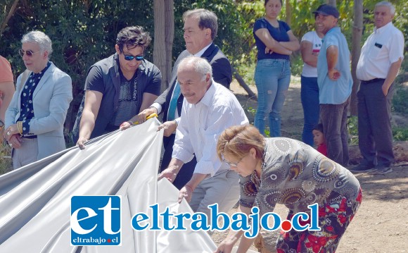 TRABAJO EN EQUIPO.- El concejal Cristian Beals y demás autoridades participaron activamente en esta jornada en terreno, para dejar instalados estos recolectores de agua.