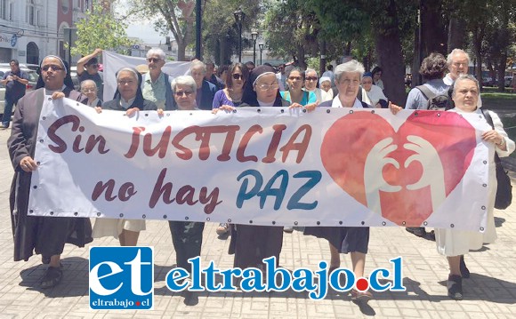 Las religiosas marchando por la paz en pleno centro de San Felipe, bajo la consigna: «Sin Justicia no Hay Paz».