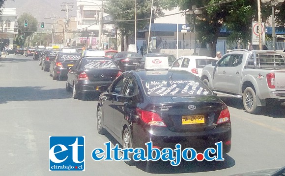 La caravana de taxis, conformada por una treintena de conductores, pasando por calle Salinas.