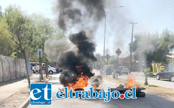 Barricadas durante la mañana de este martes en Avenida Miraflores, a pasos del Hospital San Camilo de San Felipe.