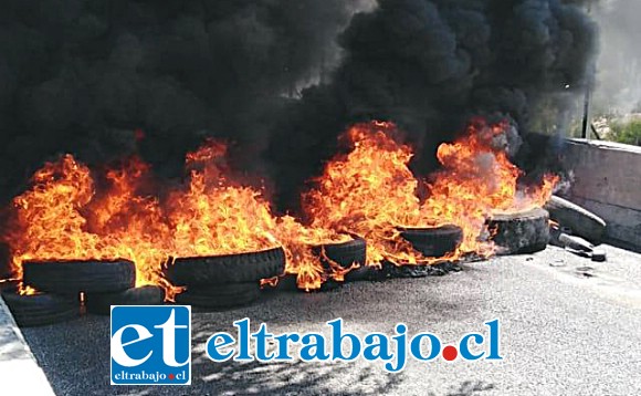 En el sector de Chagres, en Catemu, también encendieron barricadas impidiendo el tránsito vehicular.