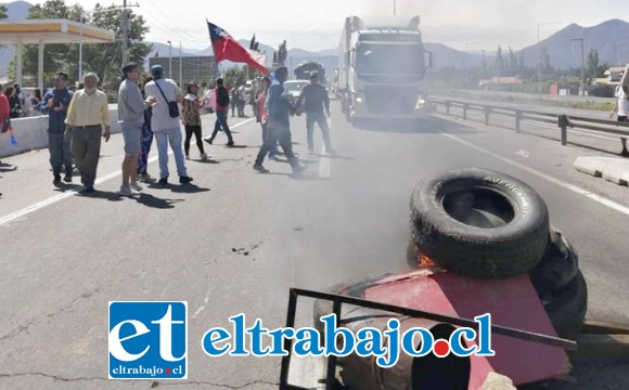 Las manifestaciones se registraron la tarde de este domingo en la ruta 5 Norte en la comuna de Llay Llay, siendo detenidas cuatro personas por parte de Carabineros. (Fotografía archivo manifestaciones en Llay Llay).