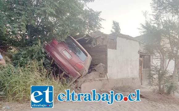 El automovilista terminó prácticamente incrustado en la propiedad ubicada en calle Antonio Guilisasti de la comuna de Santa María la tarde este sábado.