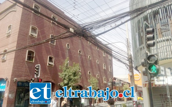 Cables en la intersección de las calles Coimas y Merced, pleno centro de San Felipe.