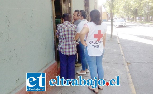 Voluntarios de la Cruz Roja conversando con ‘Charito’ Meneses, para interiorizarse de cómo vive.