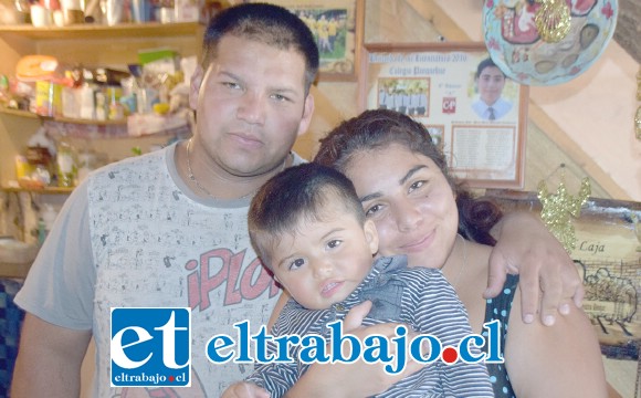 AMOR NO LE FALTA.- Ellos son los padres del pequeño Ismael, José Díaz y Masiel Cueto, quienes están esperanzados en que su guagua se recupere por completo.