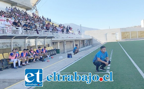 Richard Soza dirigiendo a la selección de Catemu en la semifinal frente a Osmán Pérez Freire.