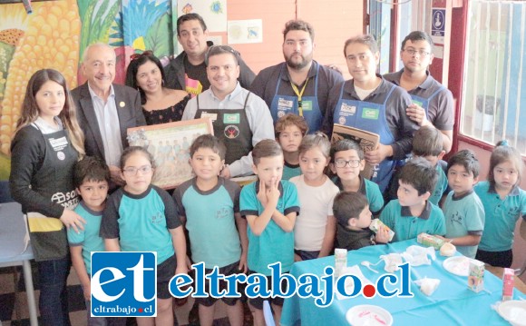 Los niños también se mostraron felices en su nueva sala de clases, la que fue construida con materiales donados por la tienda sanfelipeña.