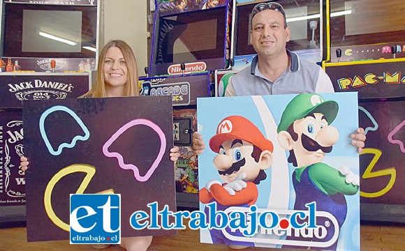 LOS MEJORES DEL PAÍS.- Aquí tenemos a Juan Carlos Salinas y Marcela De La Fuente Ortega, emprendedores que se ganan la vida fabricando Taca Tacas y Arcades.