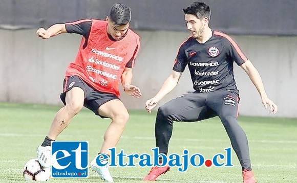 El zaguero central albirrojo (a la derecha) en uno de los entrenamientos del combinado juvenil chileno.