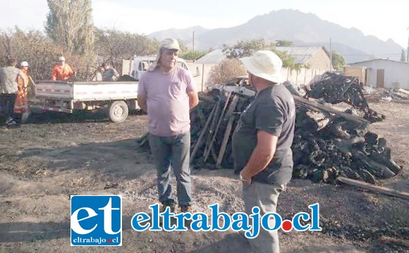 En la foto de archivo, Orlando Contreras en el lugar del incendio junto a los restos de sus colmenas.