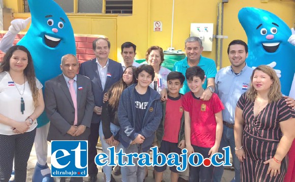 Autoridades junto a representantes de la comunidad escolar participaron de la inauguración del equipo de reutilización de agua potable en la Escuela España.