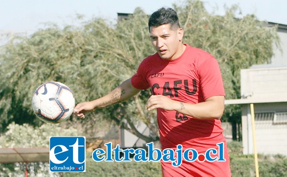 Víctor Morales llega para afirmar la línea defensiva albirroja.