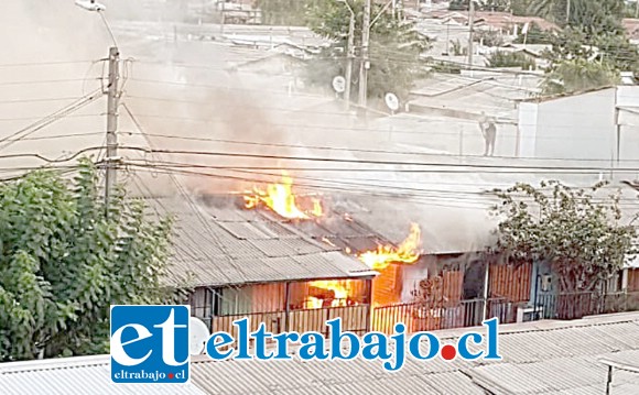 El día del incendio, las casas siendo consumidas por las llamas. (Archivo)