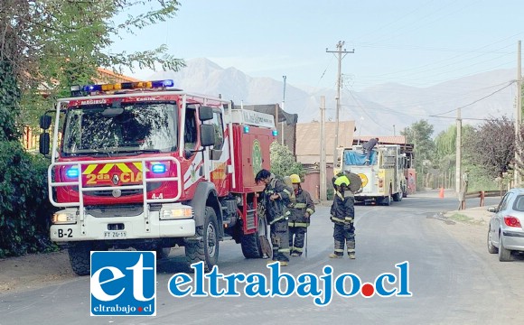 Personal de Bomberos de la comuna de Santa María en la emergencia.