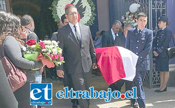 TRISTE PARTIDA.- Con hondo pesar los amigos y familiares le despidieron ayer jueves en la Iglesia San Antonio de Padua.