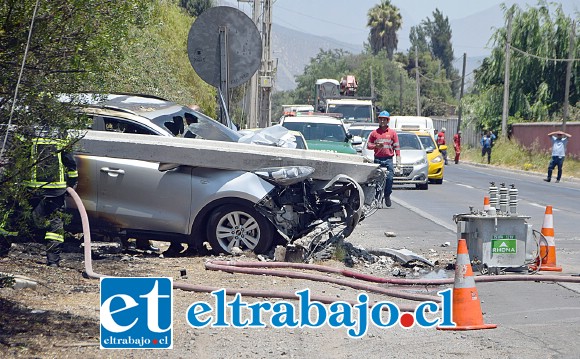 PÉRDIDAS TOTALES.- Así quedó el KIA, partido en dos partes su motor e incendiado en gran parte, luego de colisionar violentamente contra este poste.