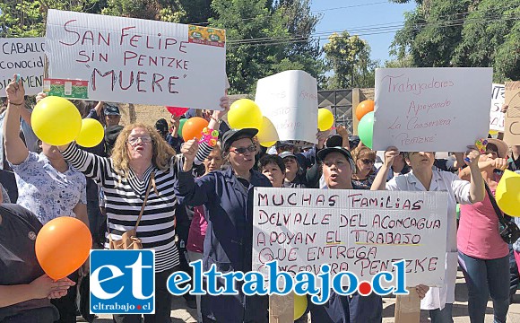 Trabajadores el día de la quiebra de la conservera Pentzke en el tribunal.