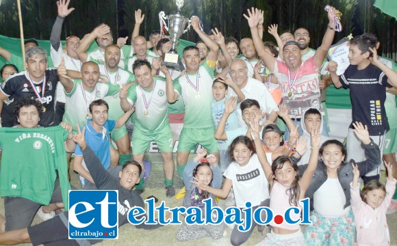 AQUÍ ESTÁ EL CAMPEÓN.- Este es el equipo ganador de la Semana Troyana en la categoría Sénior 2020, Club Deportivo Viña Errázuriz, les acompaña celebrando el alcalde Patricio Freire.