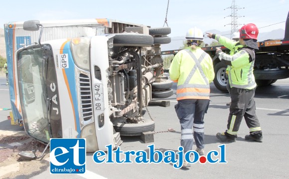 SALVÓ ILESO.- Personal de Rescate se encargó de controlar la escena tras el vuelco, se hizo necesario para atender el accidente, mientras que una larga fila de autos esperó la habilitación de la ruta.