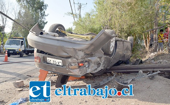 EL MILAGRO DEL DÍA.- Un violento y espectacular volcamiento tras chocar contra un poste de madera, sufrió el vehículo que ayer miércoles en horas de la tarde se dirigía en dirección a San Felipe por la Ruta Tocornal, a la altura del sector El Pino.