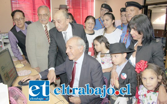 SON 91 AÑOS.- Este es el momento justo en que el alcalde Patricio Freire hizo el Cambio de Folio oficial de nuestro periódico en nuestra Sala de Redacción en el Edificio Miguel Ricardo Juri Juri, Salinas 248.