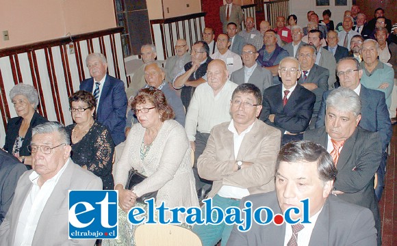 TRISTE REALIDAD.- Muy cómodos celebraron por años los socios sus aniversarios y reuniones de trabajo en sus propias instalaciones; ahora lo harán en la calle, frente a su edificio. (Archivo)