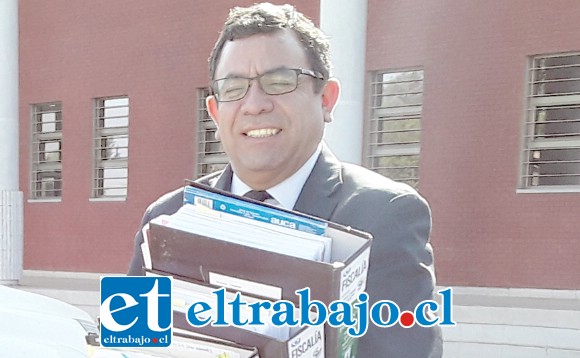 El Fiscal Benjamín Santibáñez trasladando los archivos donde se encuentran los antecedentes del asalto.