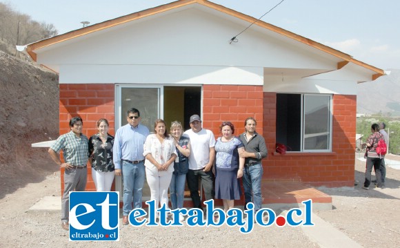 CASITA NUEVA.- La familia beneficiada con esta vivienda nueva posa para las cámaras de Diario El Trabajo, mostrando felizmente su nueva casa en compañía de las autoridades.