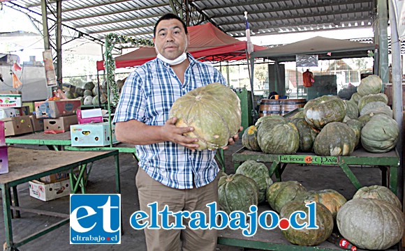 SIGUE FUNCIONANDO.- El director de Afema, Luis Lara, nos muestra la mercadería que será vendida este jueves por sus feriantes.