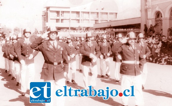 AQUELLA GENERACIÓN.- Este desfile de aniversario se vivió el 11 de marzo de 1968, aquí vemos a los bomberos del ayer por nuestras calles de la ciudad. (Archivo)