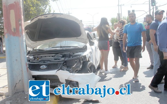 CONDUCTORA ILESA.- Así terminó el KIA tras la colisión con el camión de pasas, estrellado contra este poste de alumbrado público.