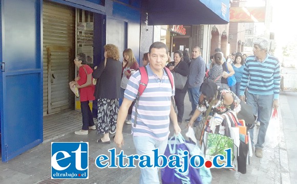 Personas haciendo fila para entrar a un local comercial de calle Coimas.