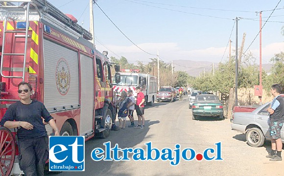 La emergencia química causó bastante expectación entre los residentes del sector, quienes acudieron a presenciar la labor de Bomberos.