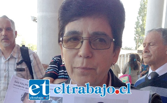 Nancy Delgado sosteniendo una foto de su hijo a la salida del Tribunal de San Felipe, luego del juicio contra el conductor del vehículo que impactó con el de Javier.