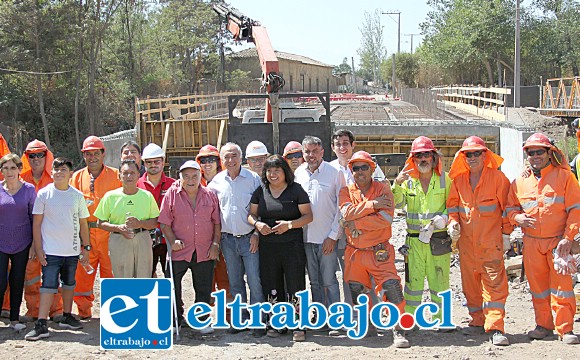 ANSIEDAD POR SU PUENTE.- Vecinos, empleados de la obra y vecinos de Tierras Blancas posaron alegres para nuestras cámaras, esperando la pronta inauguración de la obra.