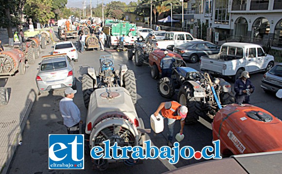 FRENANDO AL CORONAVIRUS.- Más de 30 tractores de los fundos de la comuna fueron dispuestos para el gran operativo de sanitización de cada rincón de Santa María.