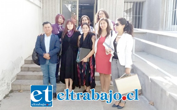 En la imagen vemos a las mujeres que acompañaron a la demandante, junto al concejal José Vergara, a la salida del tribunal.