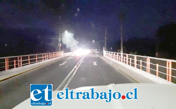 Al fondo del puente se aprecia el fuego que impedía el normal tránsito por el puente y que fue despejado por los propios automovilistas.