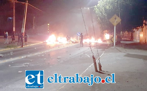 Barricadas en Encón la noche de viernes para sábado. No hubo detenidos.