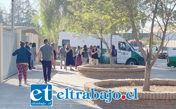 El momento que un furgón de Carabineros llega al tribunal con los detenidos.