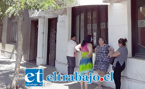 Familiares en el frontis del local, no podían creer lo que había sucedido.