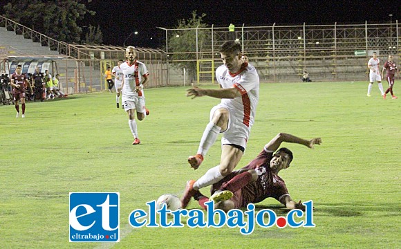 Lautaro Palacios terminó naufragando ante la marca de los defensores de Santa Cruz. (Foto: Jaime Gómez Corales).