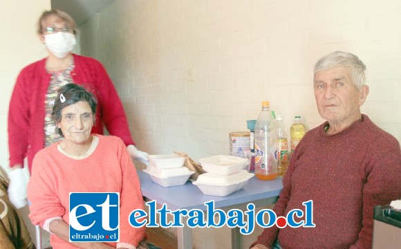 NO ESTÁN SOLOS.- Ellos son dos de los adultos mayores beneficiados con este programa municipal de alimentación y acompañamiento.